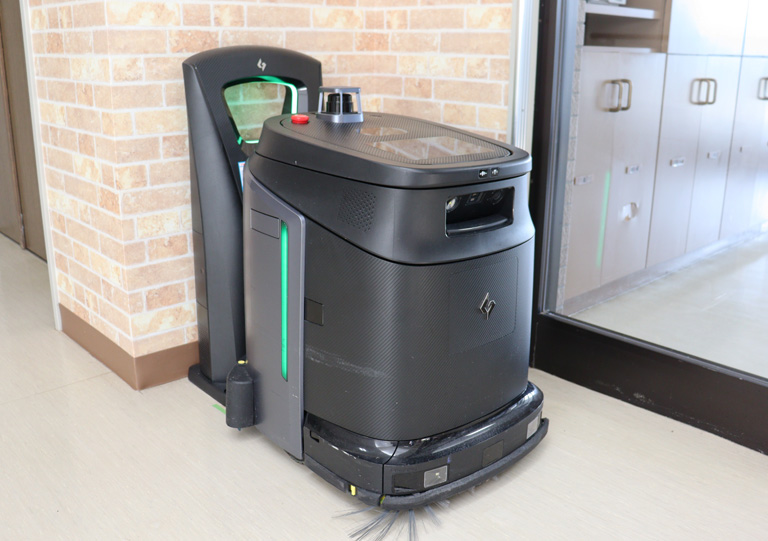 施設内で使用するAI清掃ロボット